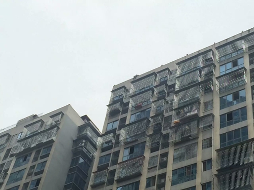 直击：今午一跳楼小伙被泸州龙马警方解救过程(图1)