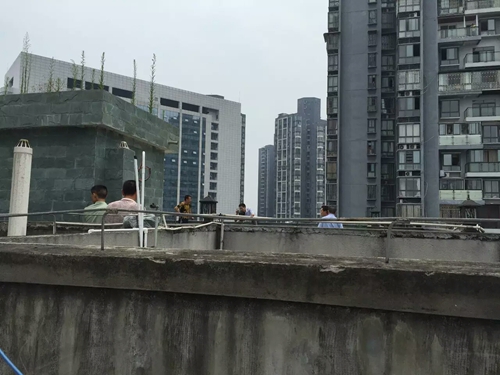 直击：今午一跳楼小伙被泸州龙马警方解救过程(图9)