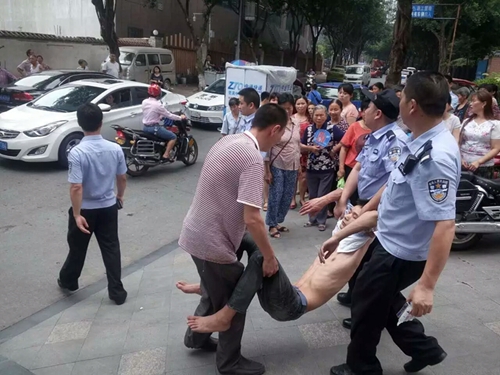 直击：今午一跳楼小伙被泸州龙马警方解救过程(图13)