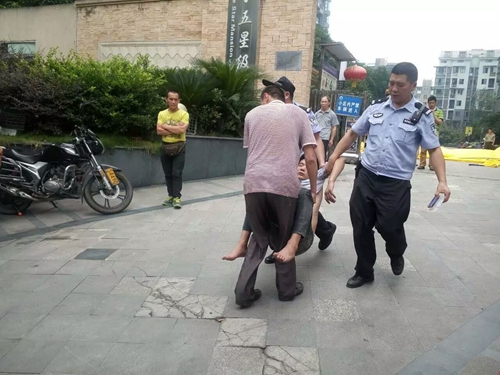 直击：今午一跳楼小伙被泸州龙马警方解救过程(图14)