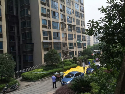 直击：今午一跳楼小伙被泸州龙马警方解救过程(图7)