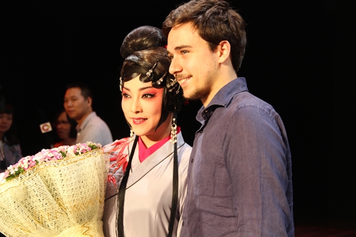 美人出场惊四座&nbsp;&nbsp;酒城舞台万木春(图1)