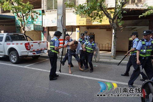 泸县醉汉持刀当街乱砍 警方火速出击“搞定”(图1) 泸县醉汉持刀当街乱砍 警方火速出击“搞定”(图1)