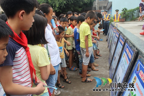 纳黔高速交警到江门中心校“送安全”(图3)