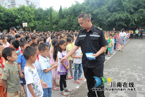 纳黔高速交警到江门中心校“送安全”(图2)