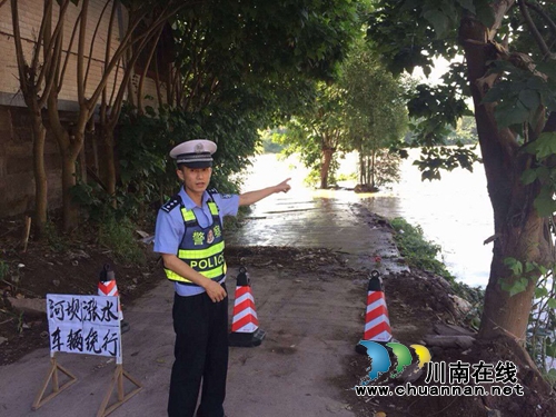 道路塌方通行难&nbsp;宜宾县交警排险保平安(图2)