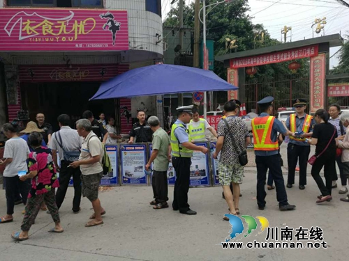 纳黔高速一大队联合多部门开展交通安全宣传(图1)