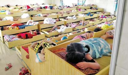 泸州幼儿园孩子午休睡厕所？校方称无法安风扇(图1)