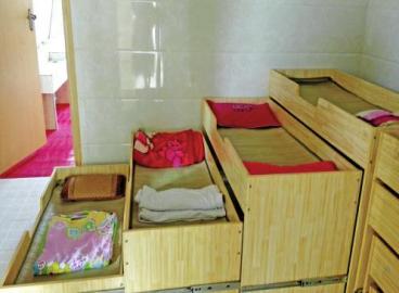 泸州幼儿园孩子午休睡厕所？校方称无法安风扇(图2)