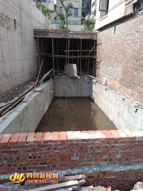 泸州小区业主“疯狂”违建&nbsp;建楼中楼挖游泳池(图2)