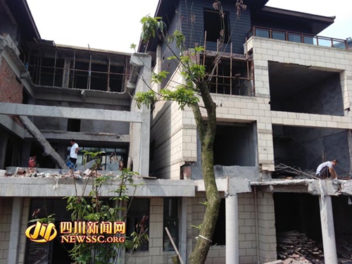 泸州小区业主“疯狂”违建&nbsp;建楼中楼挖游泳池(图1)