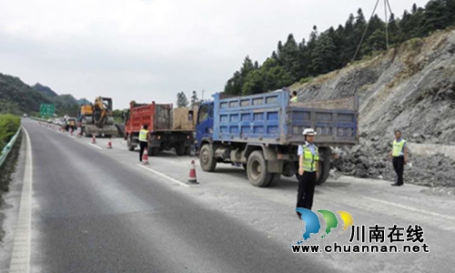 纳黔一大队联合开展地质灾害应急演练(图2) 纳黔一大队联合开展地质灾害应急演练(图2)