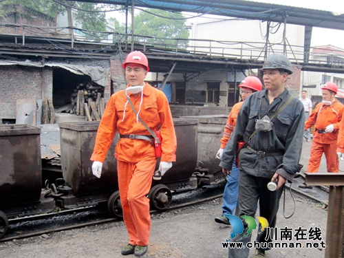 泸县副县长肖刚到长沙庙煤矿检查安全生产工作(图1)