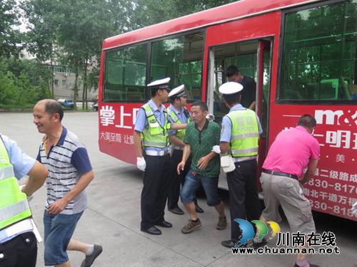 泸县交警联合公交公司开展应急救援演练(图2)