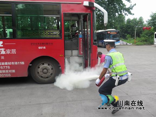 泸县交警联合公交公司开展应急救援演练(图1)