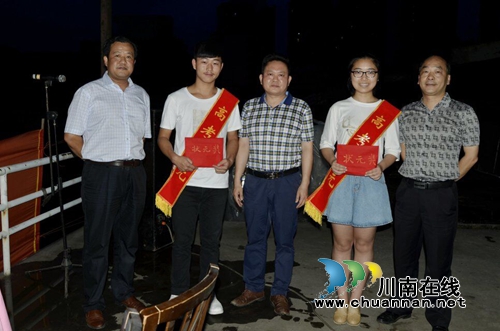 合江中学：举行2016年高考庆功焰火晚会(图2)