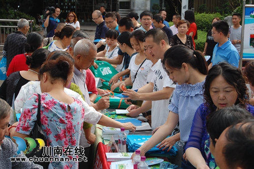 泸州市广泛开展第26个全国土地日宣传活动(图2) 泸州市广泛开展第26个全国土地日宣传活动(图2)