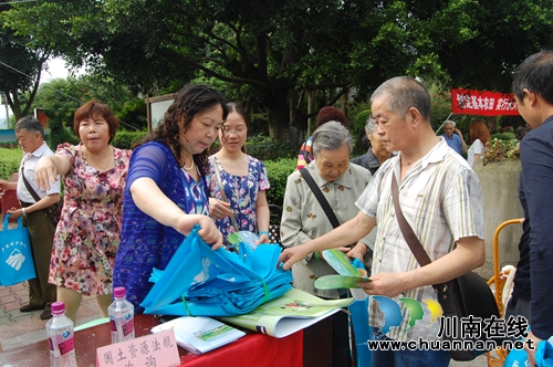 泸州市广泛开展第26个全国土地日宣传活动(图4) 泸州市广泛开展第26个全国土地日宣传活动(图4)