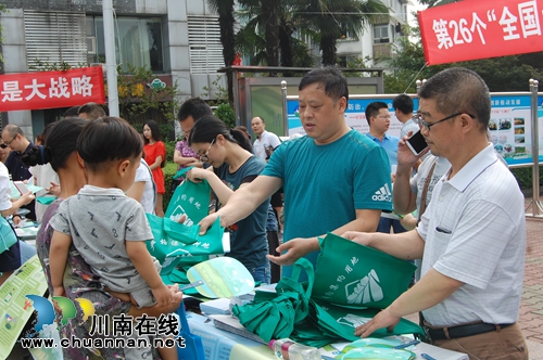 泸州市广泛开展第26个全国土地日宣传活动(图6) 泸州市广泛开展第26个全国土地日宣传活动(图6)