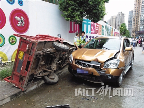 内江:越野车和面包车擦刮 路边大姐中招受伤(图1) 内江:越野车和面包车擦刮 路边大姐中招受伤(图1)