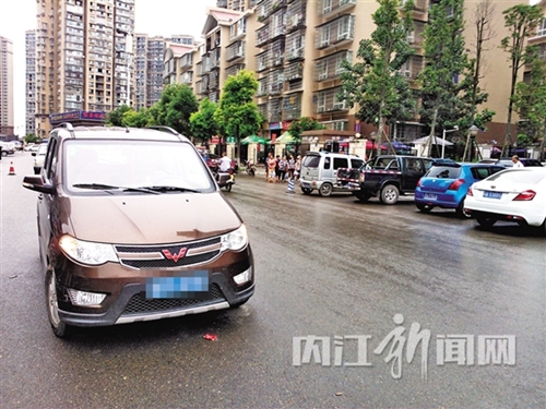 内江:越野车和面包车擦刮 路边大姐中招受伤(图2) 内江:越野车和面包车擦刮 路边大姐中招受伤(图2)