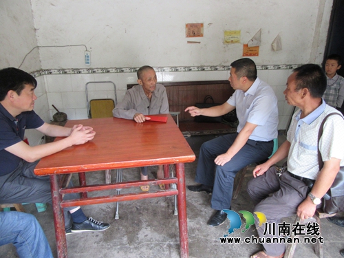 泸县县长薛学深到石桥镇慰问困难党员(图1)