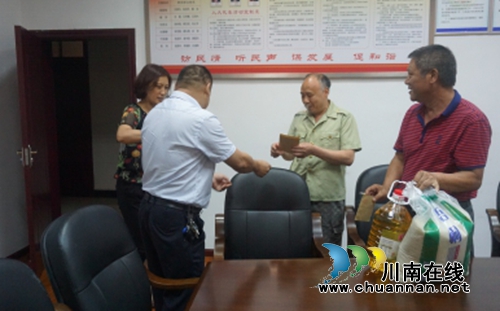 纳溪区政务服务中心：深入社区慰问党员(图1)