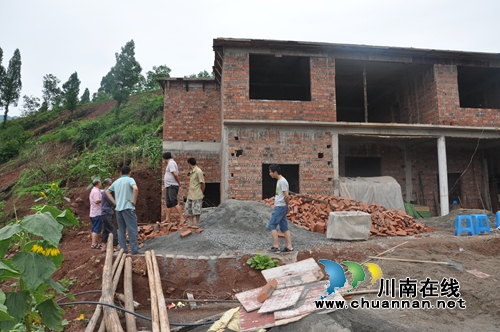 叙永县安监局：深入贫困户家检查汛期安全(图2)