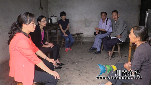 泸县政协副主席杨开春到潮河镇慰问困难党员(图1) 泸县政协副主席杨开春到潮河镇慰问困难党员(图1)