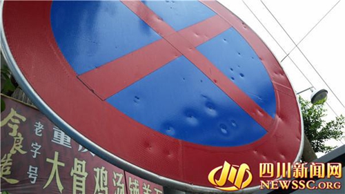 宜宾南溪多家店面遭钢珠袭击 警方介入调查(图2) 宜宾南溪多家店面遭钢珠袭击 警方介入调查(图2)