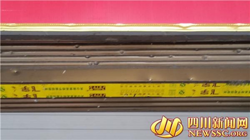宜宾南溪多家店面遭钢珠袭击 警方介入调查(图4) 宜宾南溪多家店面遭钢珠袭击 警方介入调查(图4)