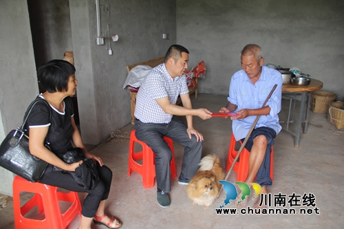 泸县法院到石桥镇慰问困难党员(图1) 泸县法院到石桥镇慰问困难党员(图1)