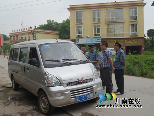 泸县喻寺：开展车辆安全检查&nbsp;深化“打非治违”专项整治(图1)