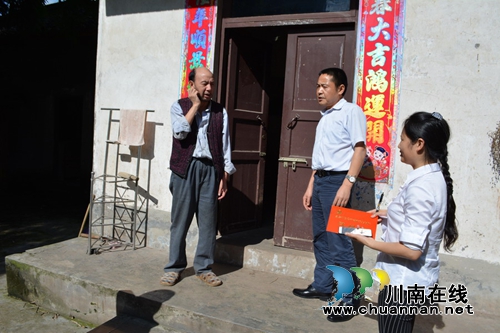 泸州龙马潭区委统战部“七一”走访慰问老党员(图1)
