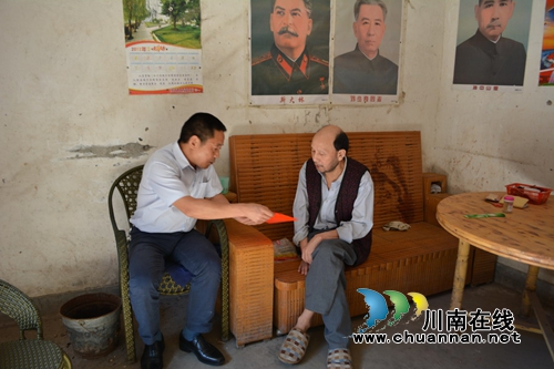 泸州龙马潭区委统战部“七一”走访慰问老党员(图2)