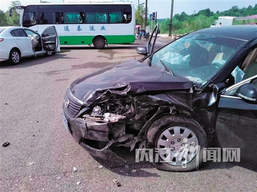 内江:两车十字路口猛撞 司机没事吓惨乘客(图3) 内江:两车十字路口猛撞 司机没事吓惨乘客(图3)