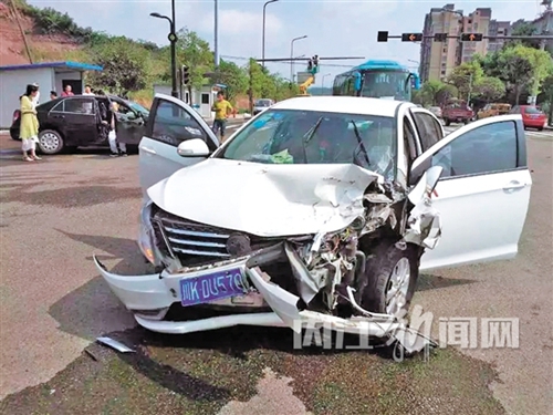 内江:两车十字路口猛撞 司机没事吓惨乘客(图1) 内江:两车十字路口猛撞 司机没事吓惨乘客(图1)