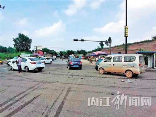内江:两车十字路口猛撞 司机没事吓惨乘客(图2) 内江:两车十字路口猛撞 司机没事吓惨乘客(图2)