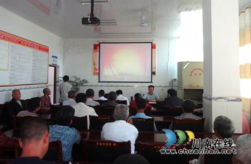 泸县石桥镇党委书记到贫困村讲党课(图1)