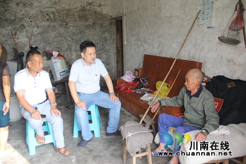 泸县石桥镇开展“七·一”慰问困难党员活动(图1) 泸县石桥镇开展“七·一”慰问困难党员活动(图1)