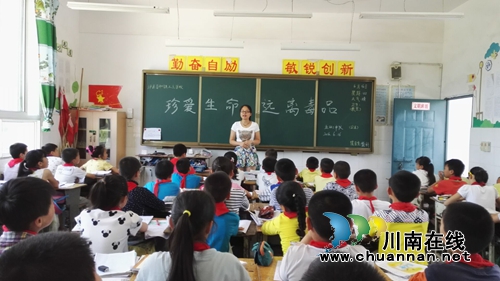 泸县百和:“六个一”做好禁毒日宣传活动(图1) 泸县百和:“六个一”做好禁毒日宣传活动(图1)