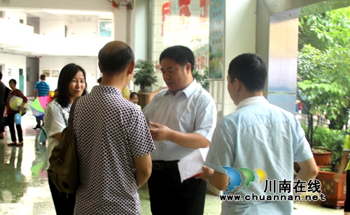 江阳区教育局慰问西路学校困难党员(图1)