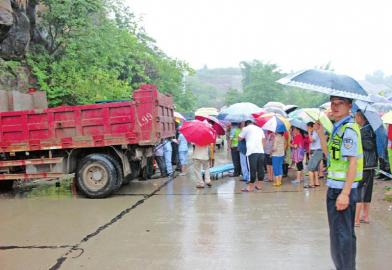 内江暴雨致两车相撞&nbsp;群众撑伞营救被困司机(图1)