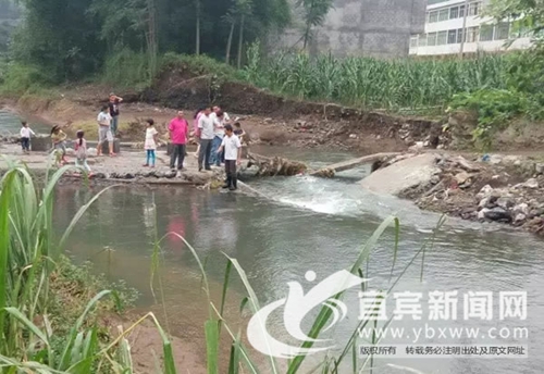 宜宾六旬老人勇救落水男孩 险被漩涡卷走(图1) 宜宾六旬老人勇救落水男孩 险被漩涡卷走(图1)