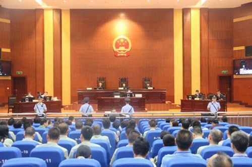 内江公审原教育局副局长受贿案&nbsp;200余人旁听(图1)