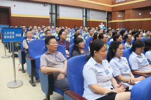 内江公审原教育局副局长受贿案&nbsp;200余人旁听(图2)