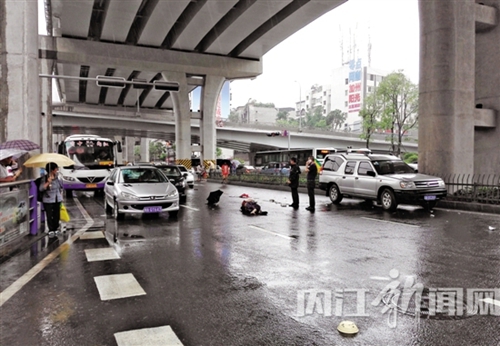 内江:立交桥下横穿马路 送饭老太遭越野撞飞(图1) 内江:立交桥下横穿马路 送饭老太遭越野撞飞(图1)