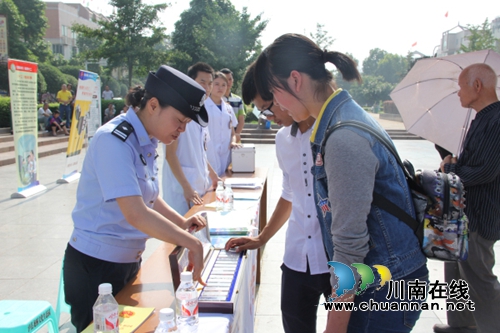 泸县警方参加全县“6.26”国际禁毒日宣传活动(图4) 泸县警方参加全县“6.26”国际禁毒日宣传活动(图4)