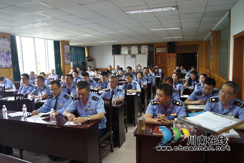 泸县工商局“一把手”上廉政党课(图2) 泸县工商局“一把手”上廉政党课(图2)