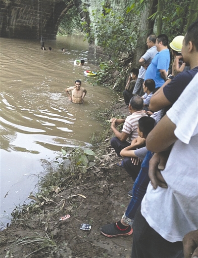 自贡一满载5人汽车坠河 丈夫小动作救了全车人(图1) 自贡一满载5人汽车坠河 丈夫小动作救了全车人(图1)